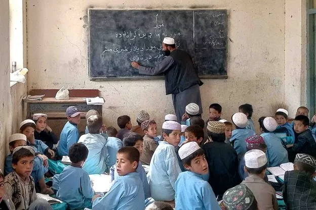 معلمی که صنفش را به مرکز آموزش و آگاهی‌دهی درباره پولیو تبدیل کرده است