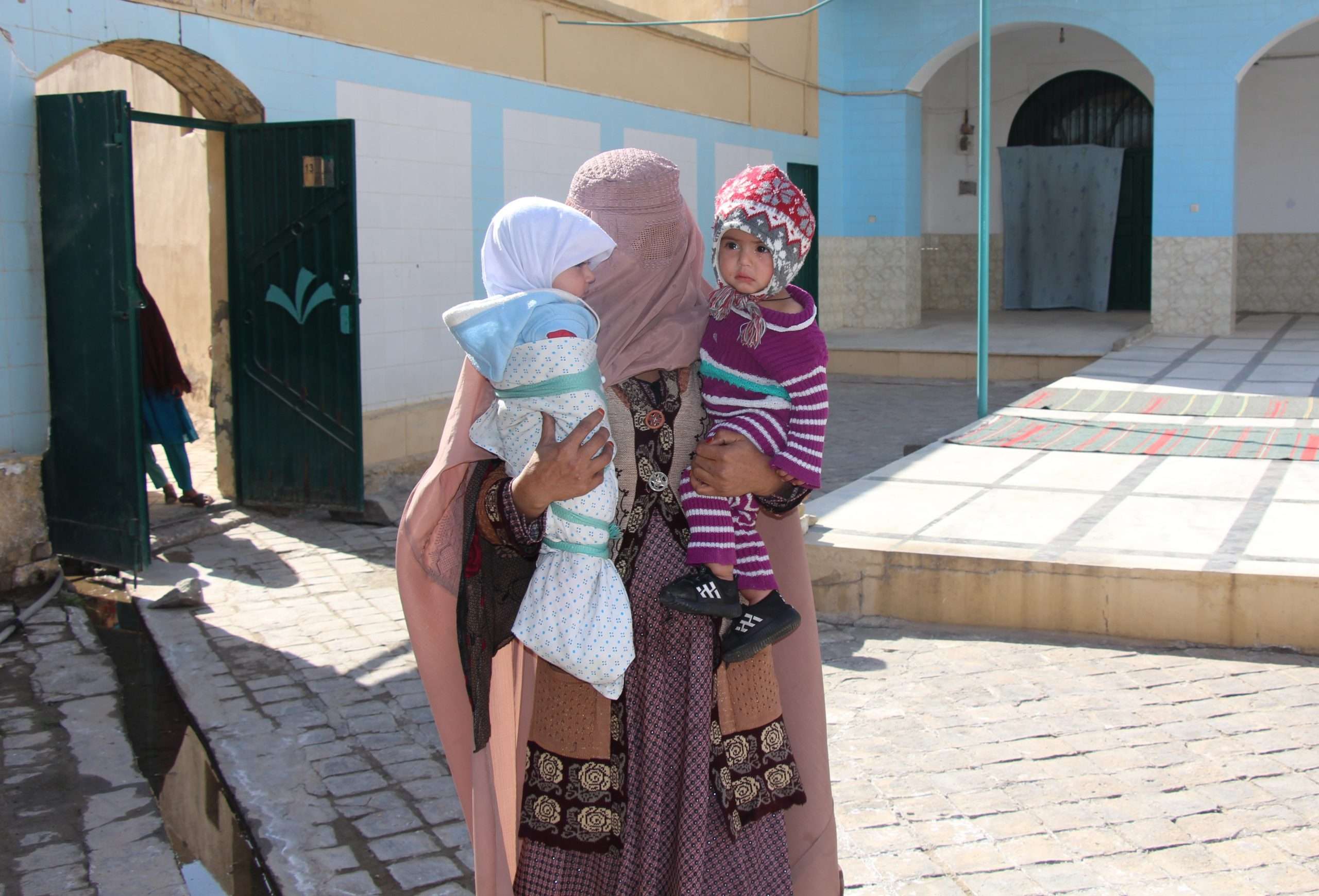 Subhania, a social mobilizer based in Kandahar city, bringing two children for vaccination at Haqani mosque in Manzal Bagh subdistrict. © UNICEF Afghanistan/2021/Hamdard